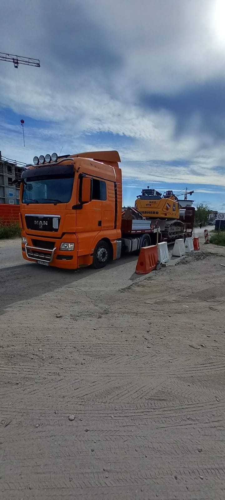 pomoc drogowa laweta transport maszyn koparek ciągników niskopodwozie