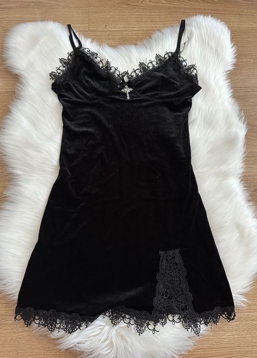 czarna sukienka goth z krzyżem na ramiączkach