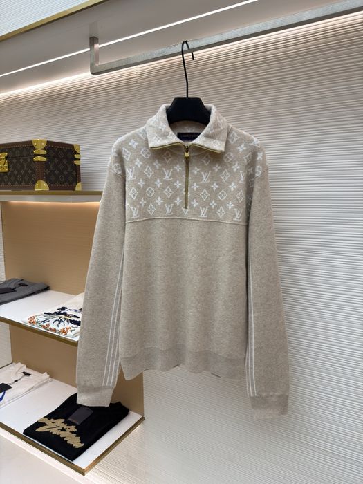 Beżowy sweter z golfem męski zamek louis vuitton