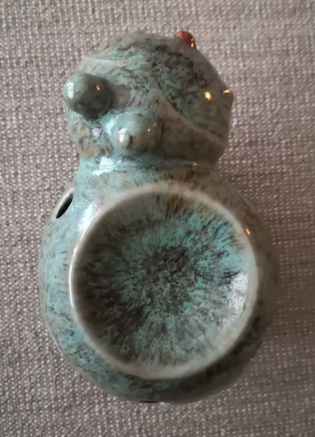 Stary radosny ceramiczny kominek zapachowy lub podgrzewacz do wosku.