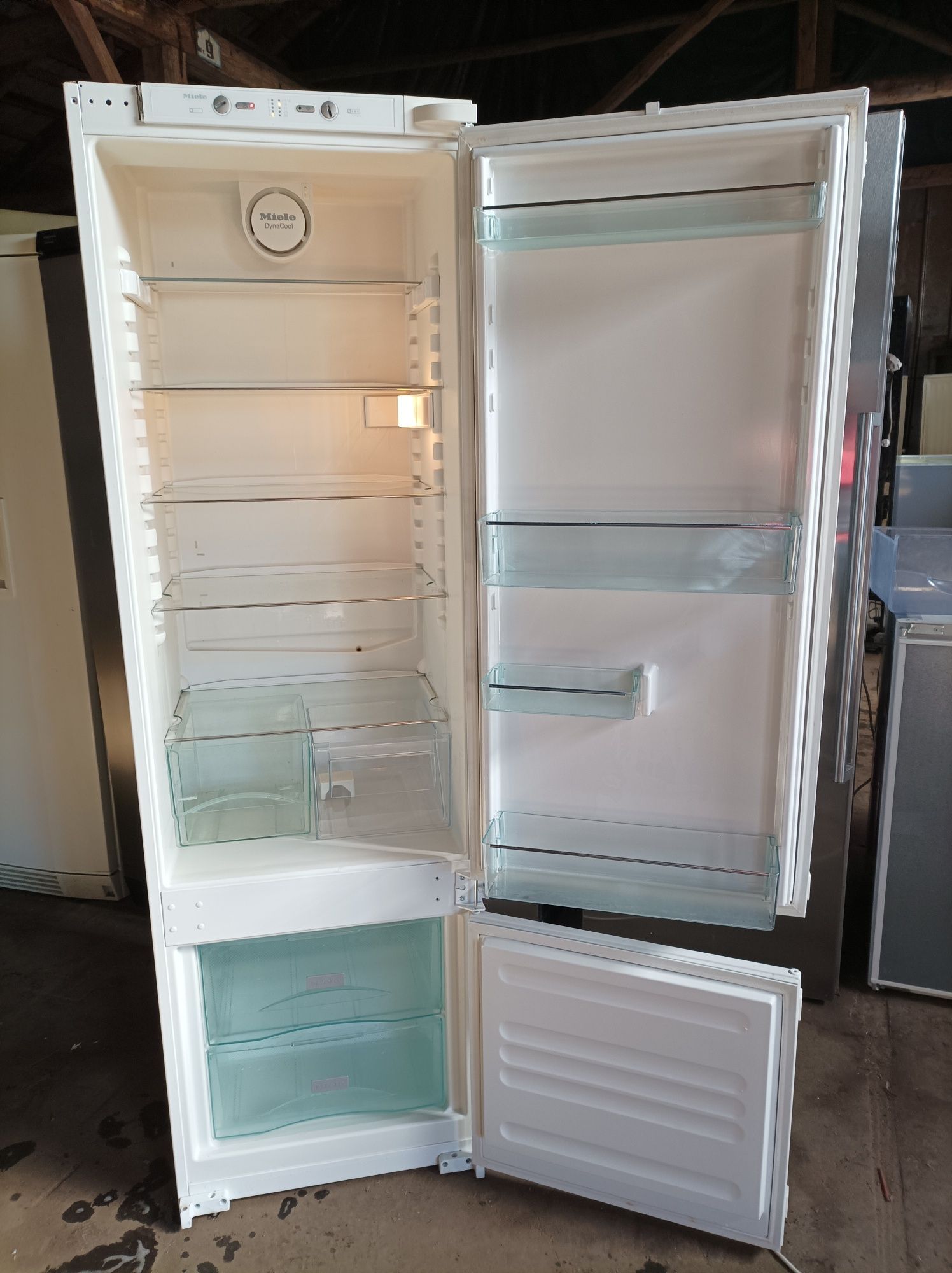 Холодильник під забудову у меблі Miele