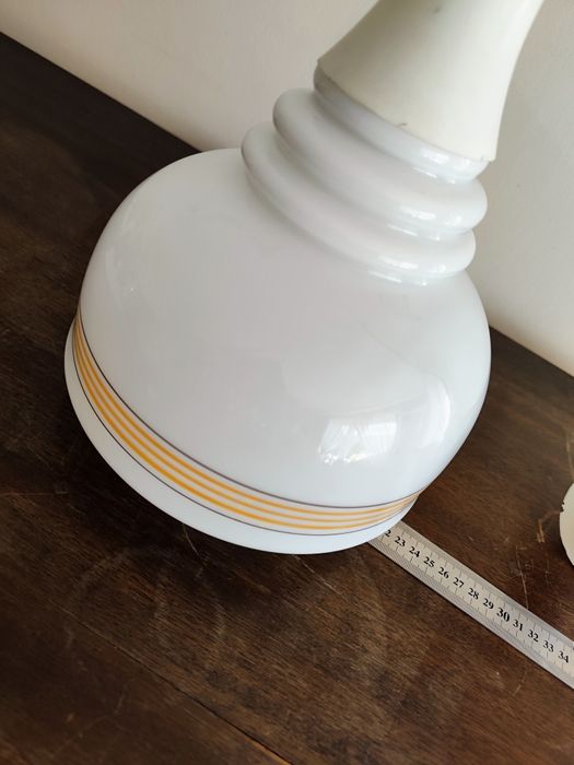 Lampa wisząca sufitowa z czasów PRL-u z dużym mlecznym kloszem sprawna