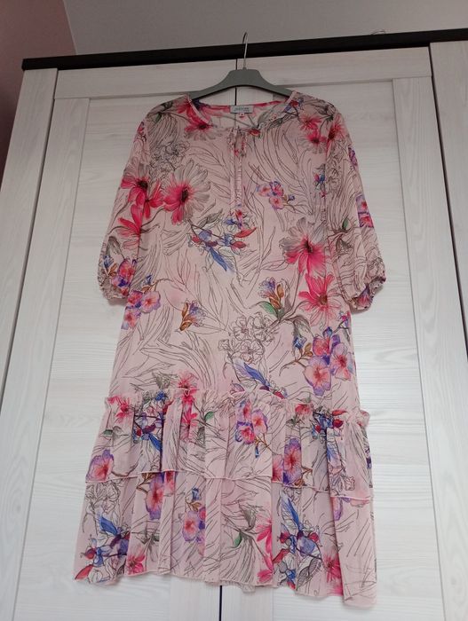 Śliczna sukienka wizytowa kwiatowy wzór pudrowy róż