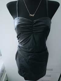 Czarna sukienka mini z ekoskóry Zara.