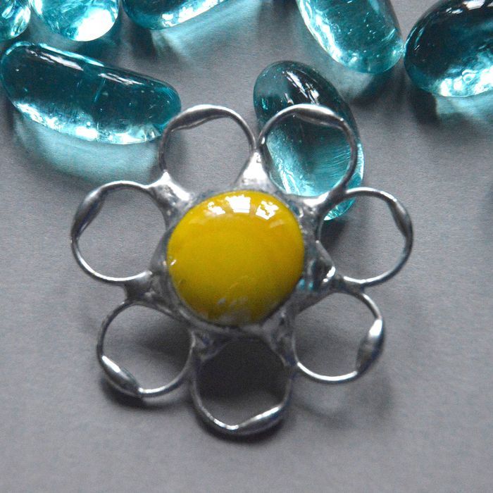Słoneczno żółty kwiatek - okrągła witrażowa broszka