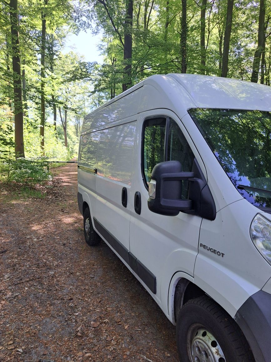 Biały Peugeot Boxer