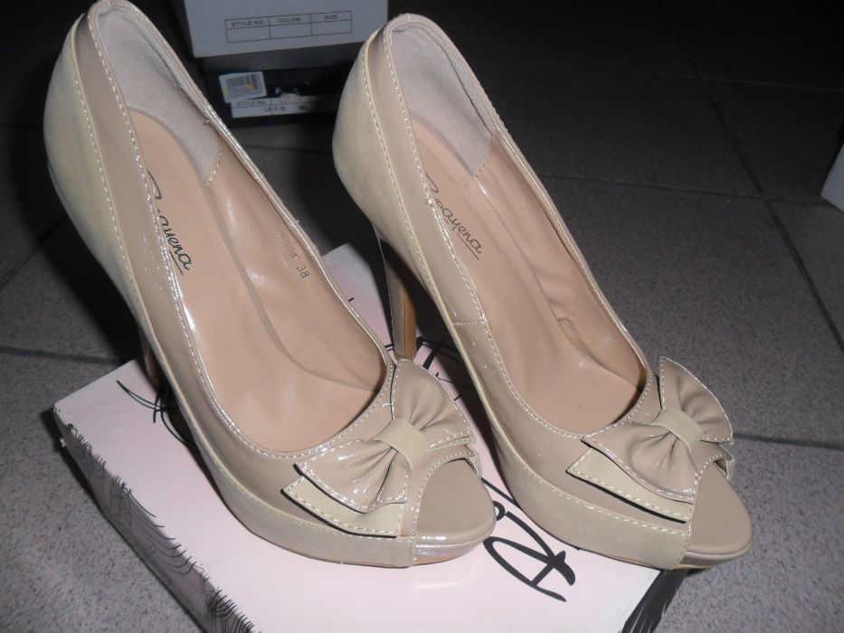 Sandálias novas tam. 38