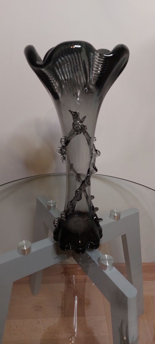 Zabytkowy stary wazon szkalny odcień czarnego