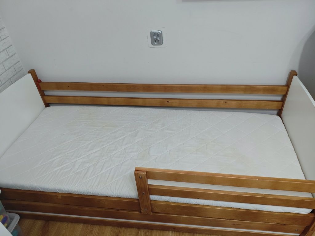 Łóżko drewniane z szufladą