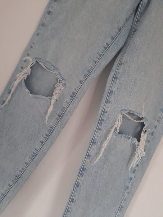 Spodnie dżinsowe z rozdarciami