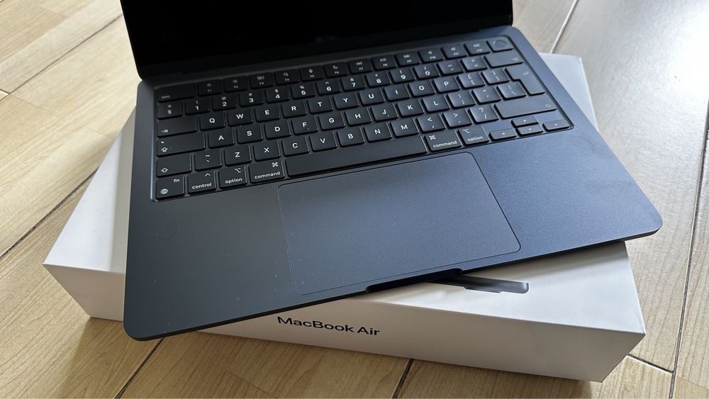 Laptop Macbook Air 13 cali M2 jak nowy 33 cykle