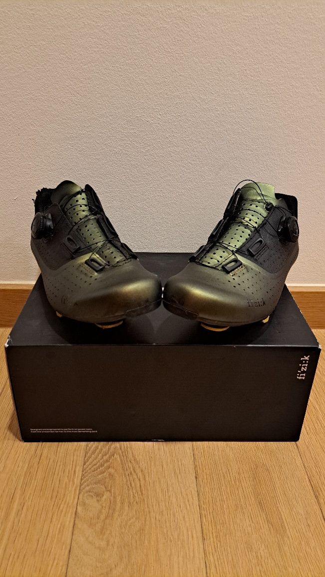 Sapatos de Ciclismo Fizik Tempo Overcurve R4 – 42 + Cleats Shimano