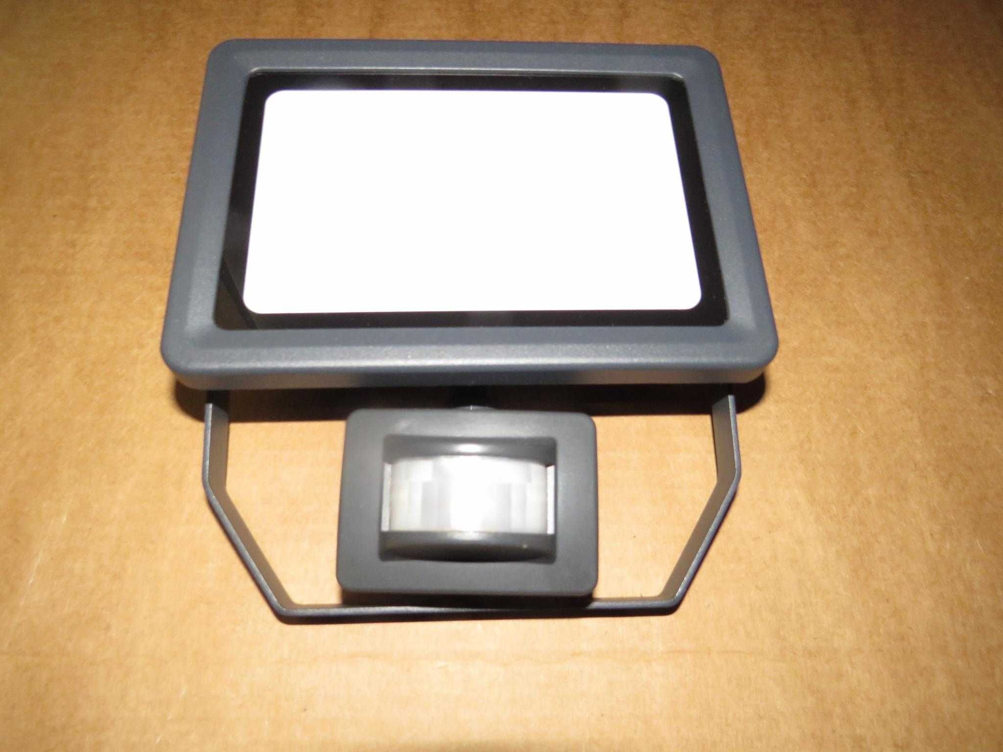 Projetor exterior LED INSPIRE YONKERS 30W / 2700 Lumens IP44 NOVO