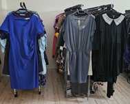 Wyposażenie sklepu second hand towar wieszaki stojaki plus size