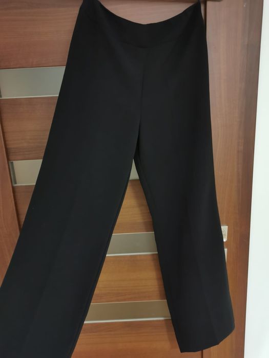 Eleganckie, przyjemne, proste spodnie marki Regard