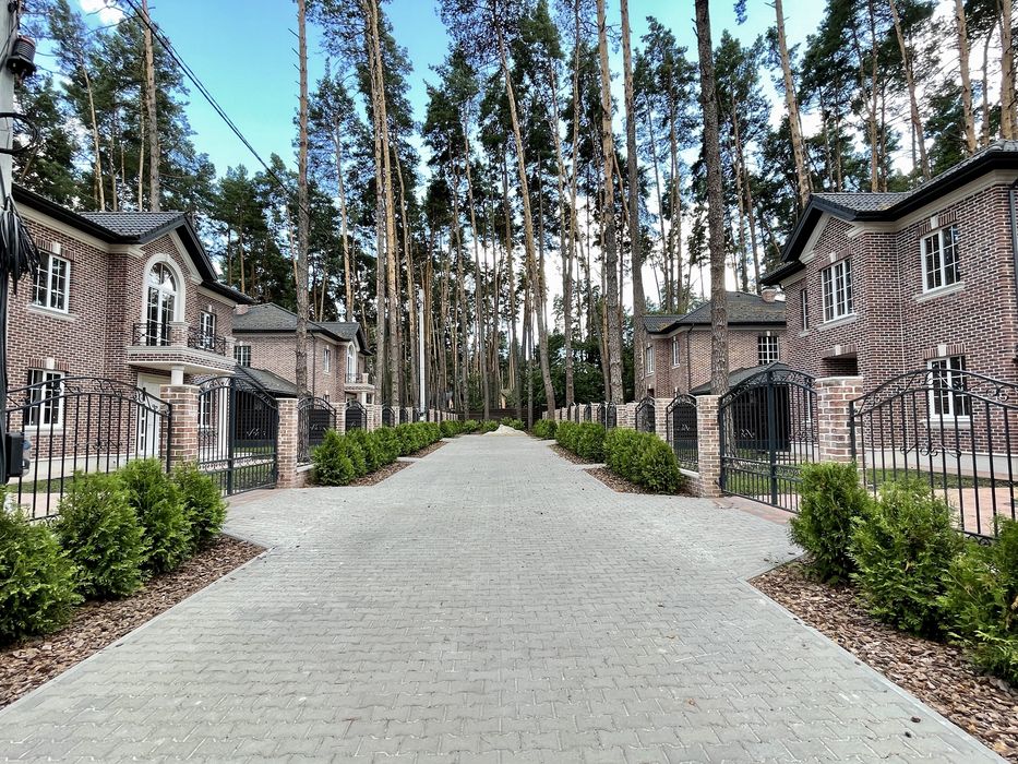 Дом в коттеджном городке в лесной Буче.