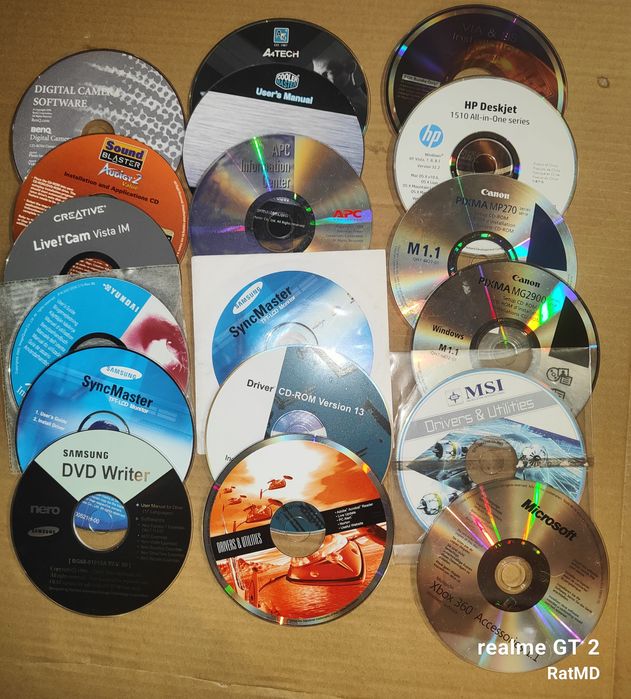 Płyty CD/dvd ze sterownikami , plus 2 wersje Ubuntu