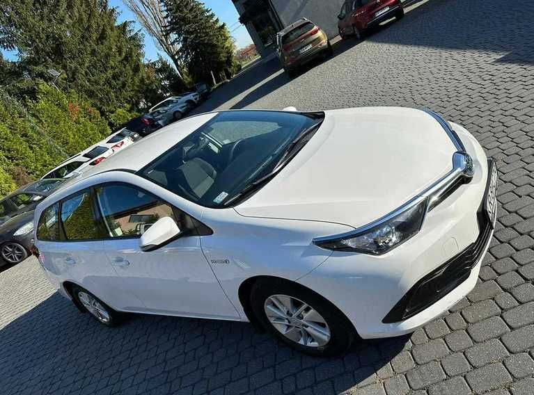 Wypożyczanie samochodu Wynajem auta Toyota Auris HYBRYDA AUTOMAT