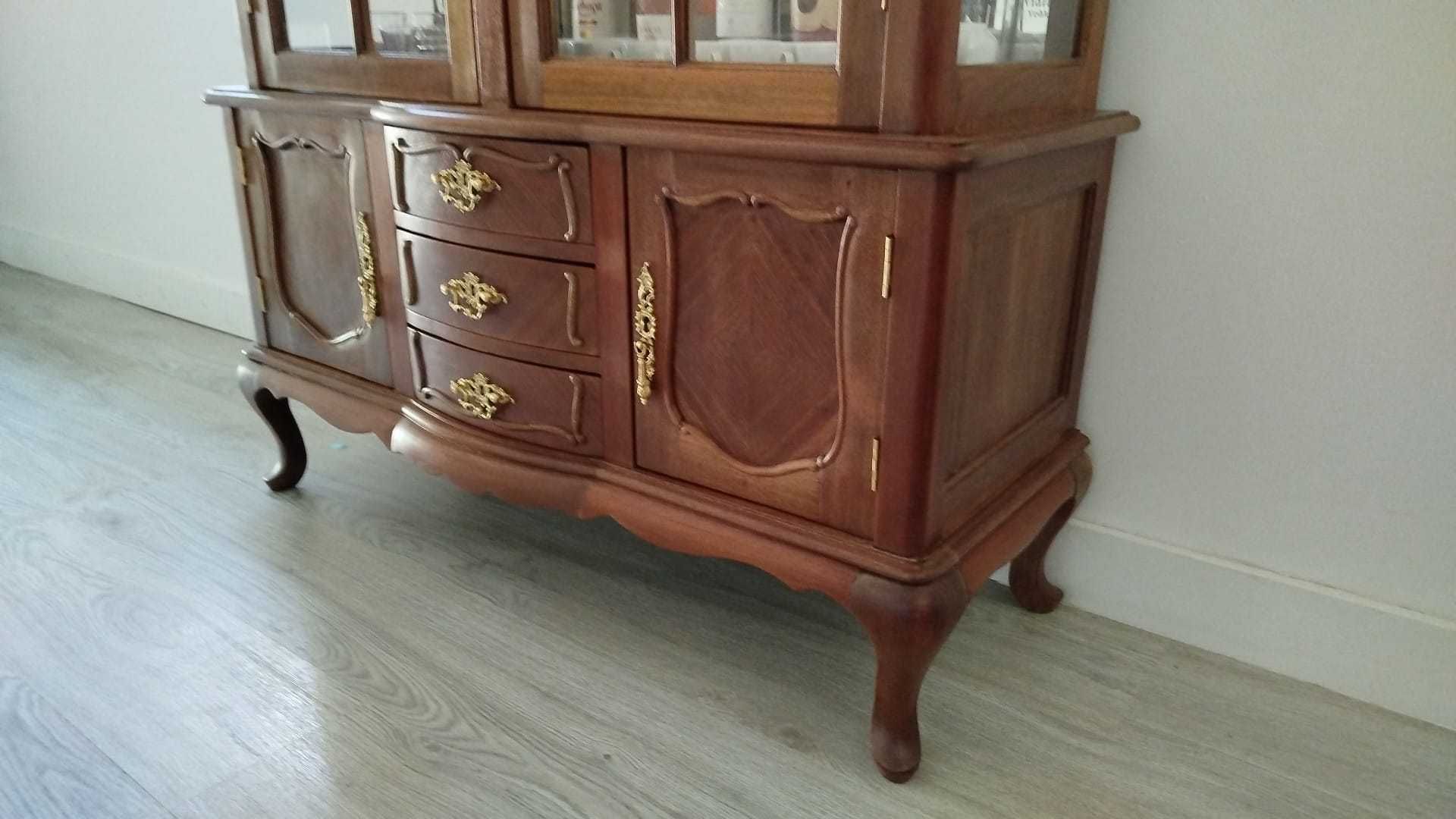 Cristaleira restaurada estilo Queen Anne
