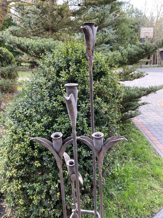 Świecznik metalowy ciężki piekny w koorze starego metalu.