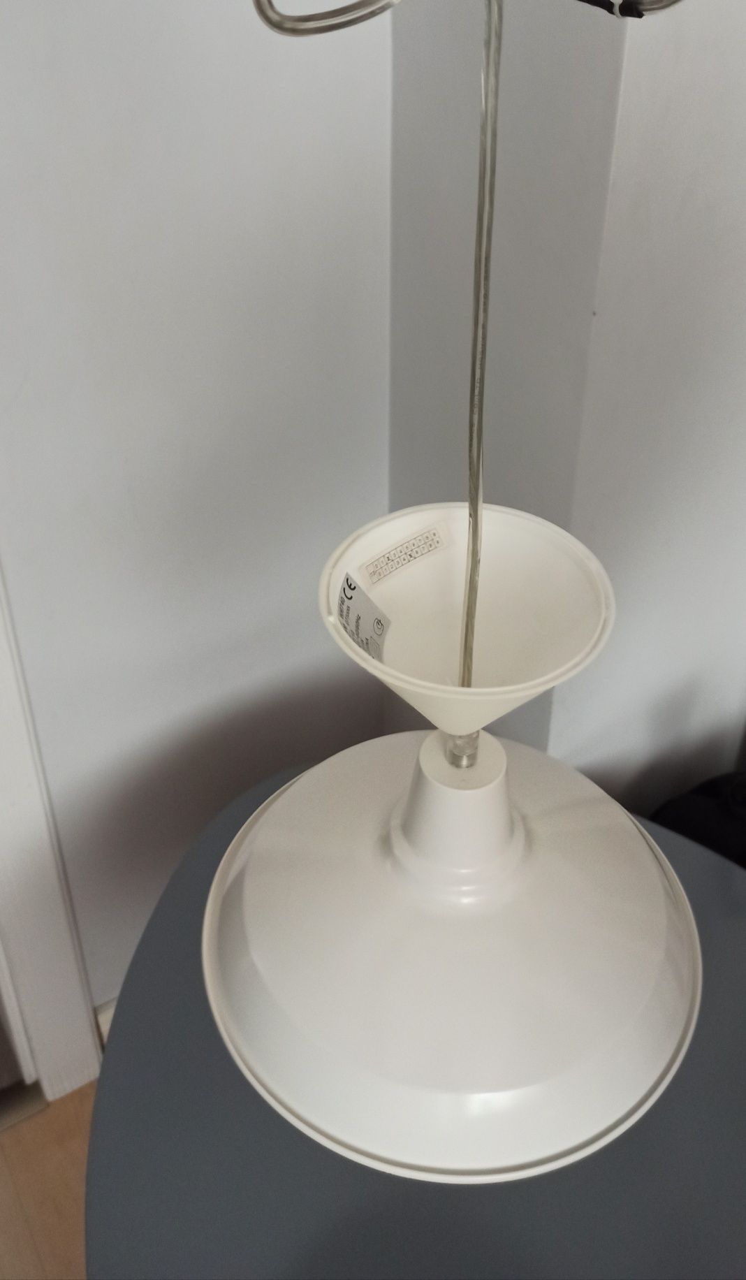 Lampa sufitowa metalowa biała