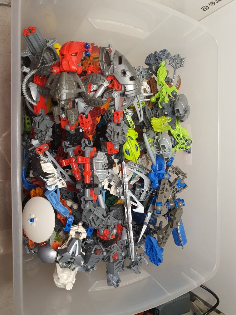 LEGO Bionicle cała skrzynka /ok 20 -30 modeli/