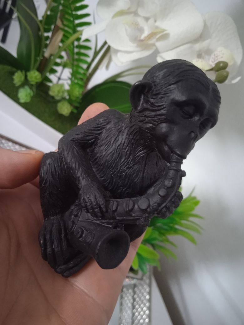 Figurka dekoracyjna czarna małpka