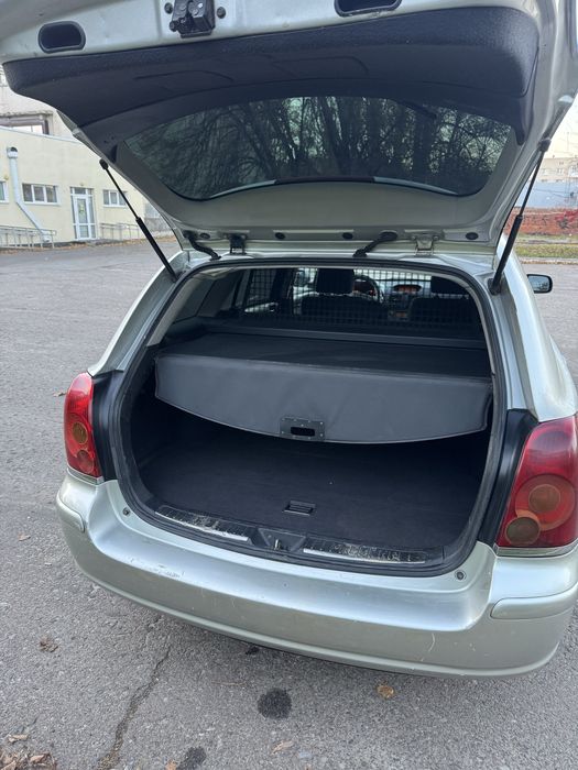 Toyota Avensis 2,0d механіка дизельний універсал в гарному стані