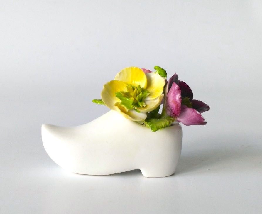 Kwiaty porcelanowe w bucie figurka Jon Anton