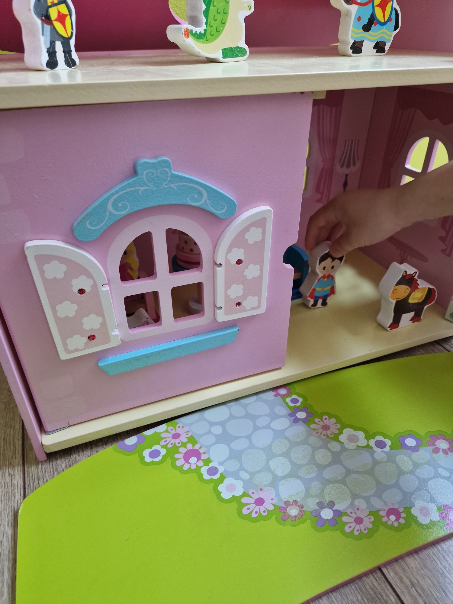 Drewniany domek dla lalek z figurkami