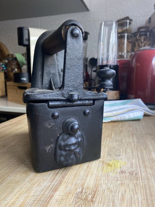 Ferro de Engomar Carvão