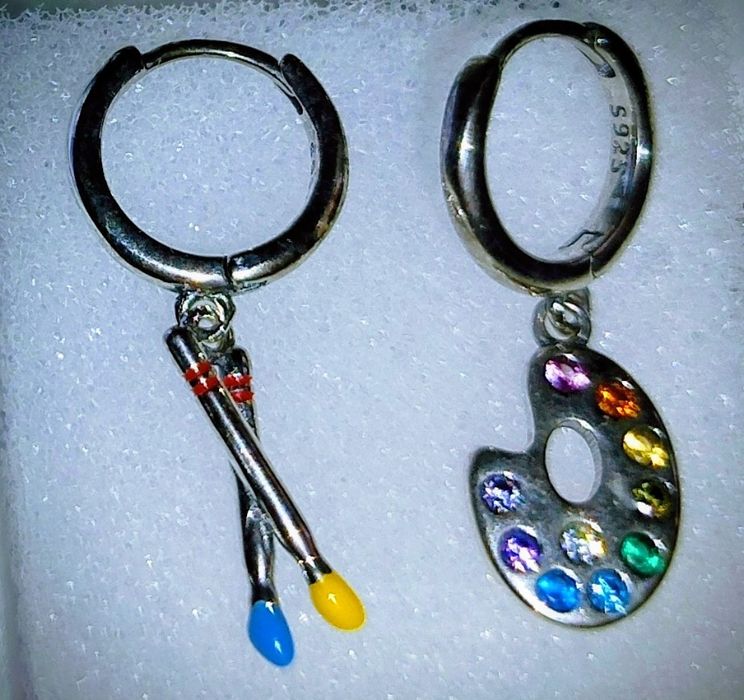 Srebrne kolczyki asymetryczne, malarka, malarstwo