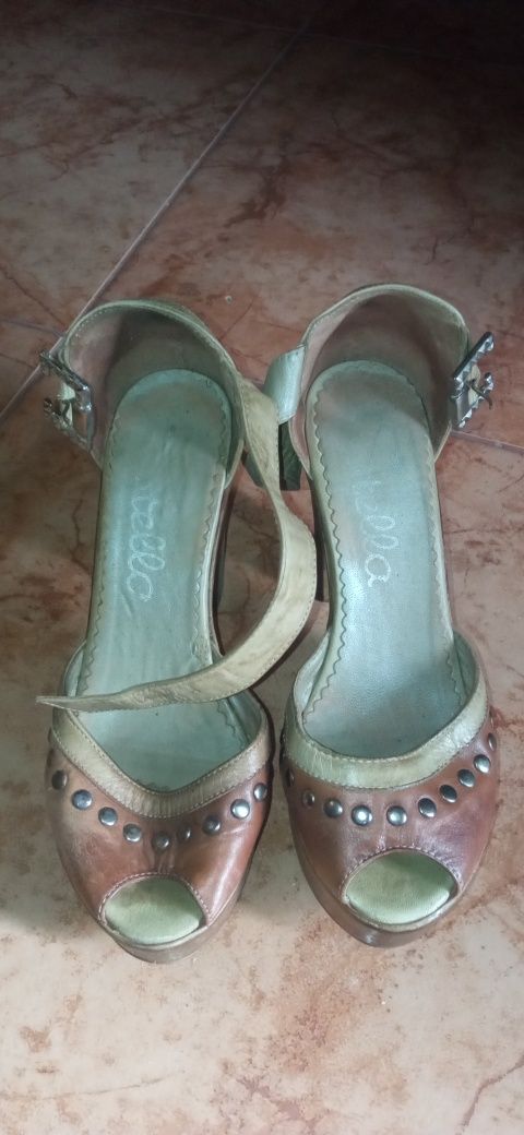 Sapatos de salto alto