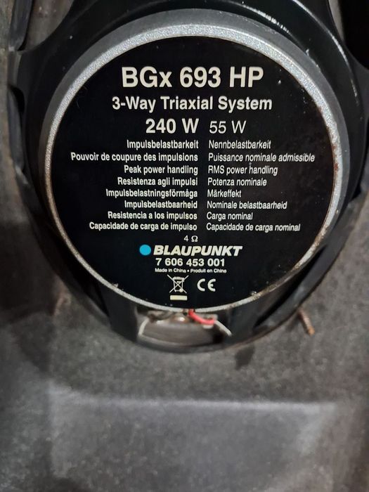 Динаміки разом з полкою