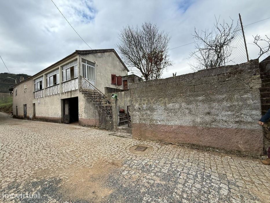 Casa para Recuperar com Jardim e Vista para a Montanha em Bragança