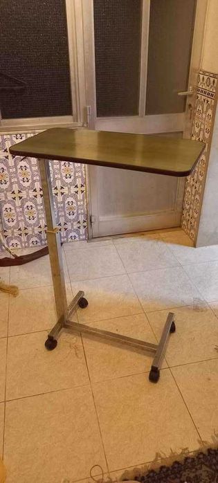 Mesa de apoio móvel