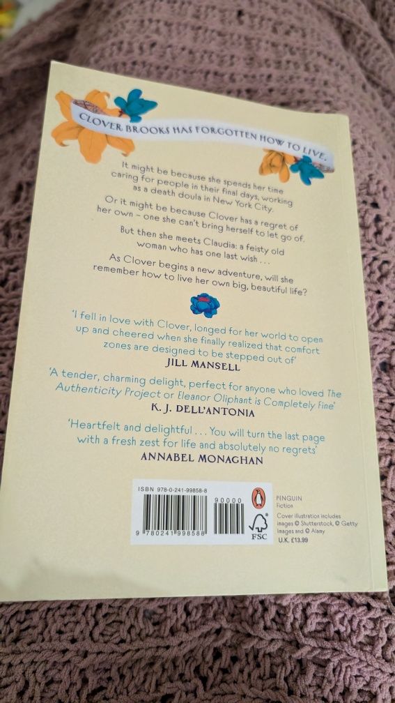 Livro "The collected Regrets of Clover"