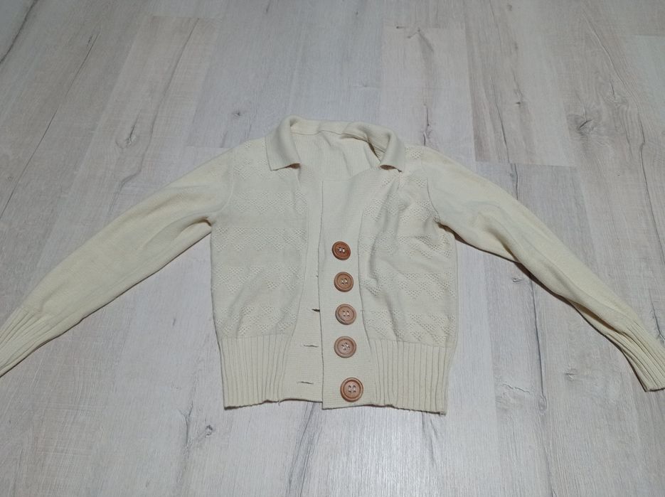 Kremowy sweterek retro