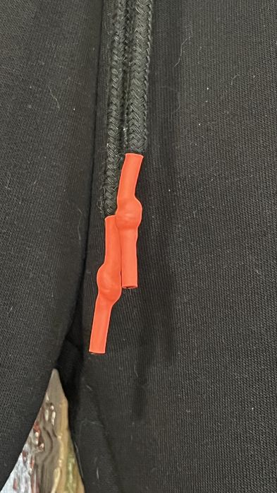 Czarny, ciepły kombinezon sportowy dla chłopca z kapturem