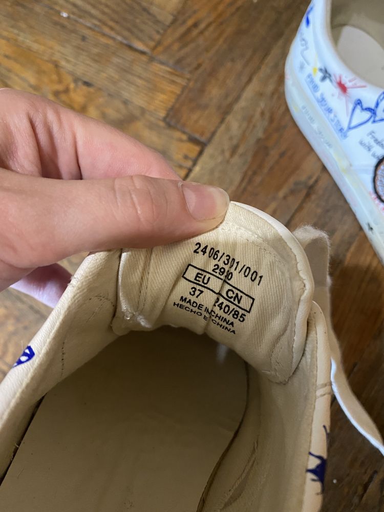 Продам кроссовки Zara Graffiti Butterfly Sneakers