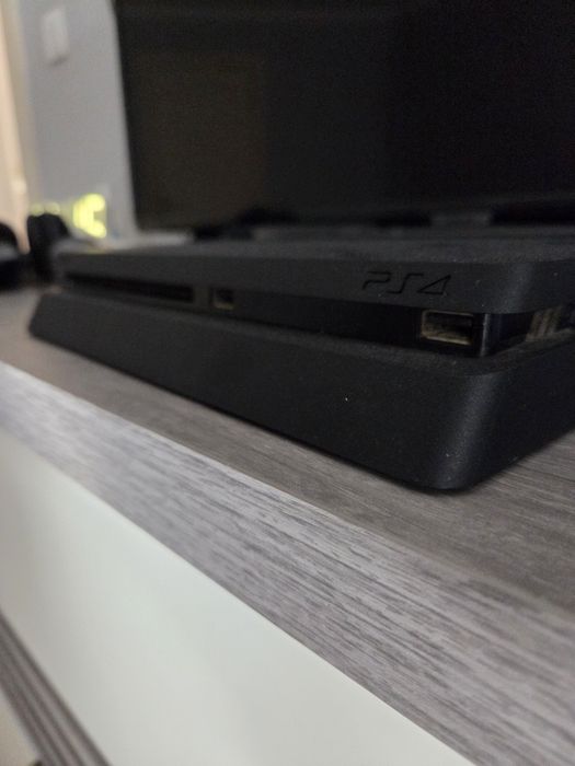 Playstation 4 500Gb + 2 comandos + 2 Jogos