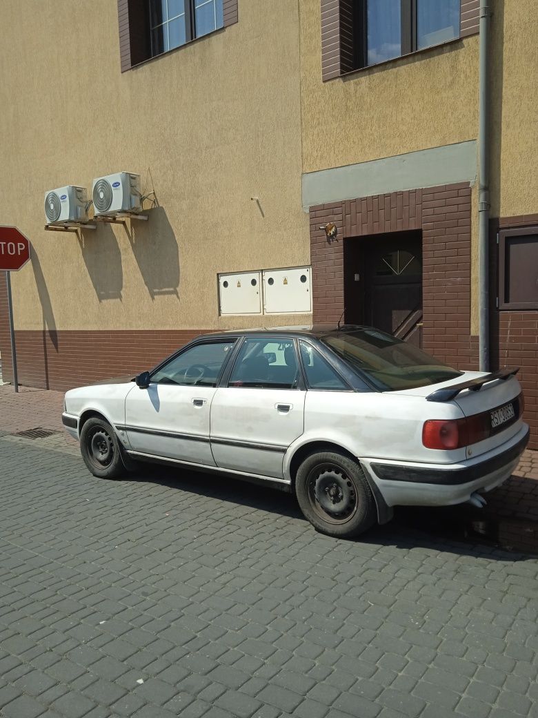 Audi 80 biało-czarne