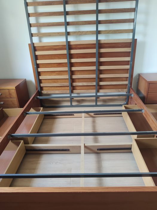 Cama de casal com mesas de cabeceira