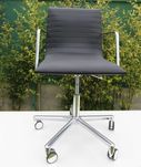 Cadeira Flex Andreu World, em pele com sistema elevatório.