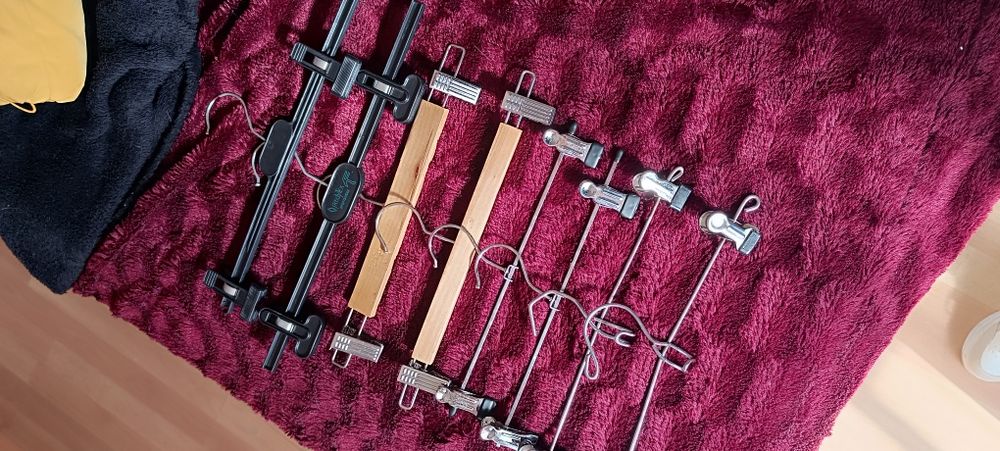 8 cabides usados para roupa