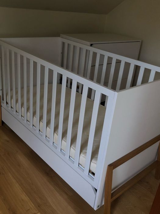 Łóżeczko (+materac) oraz komoda marki Bellamy