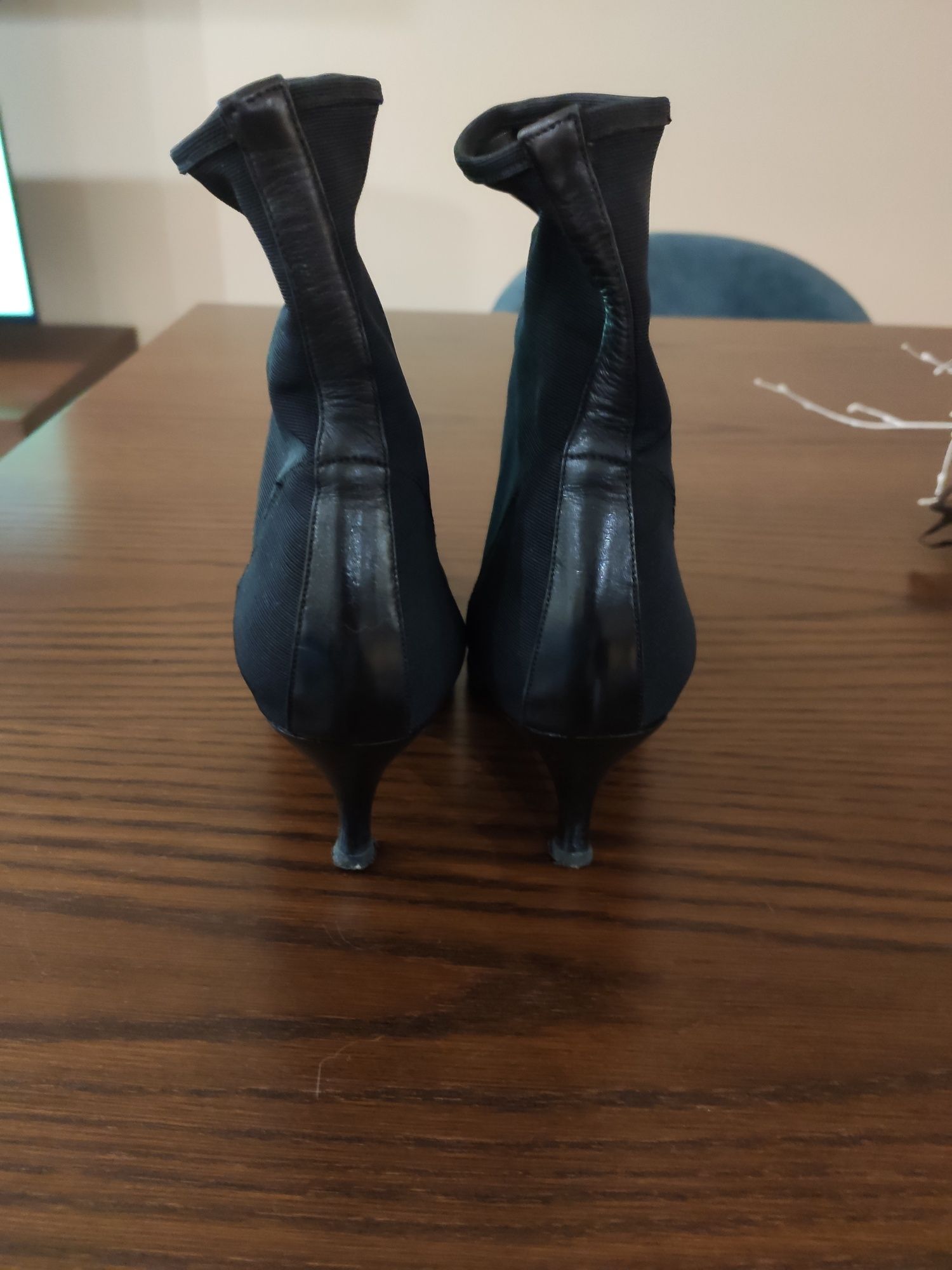 Botins cor preto tamanho 38
