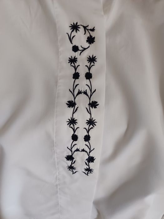 Camisa branca bordada"indumentária coro Sinfônico"