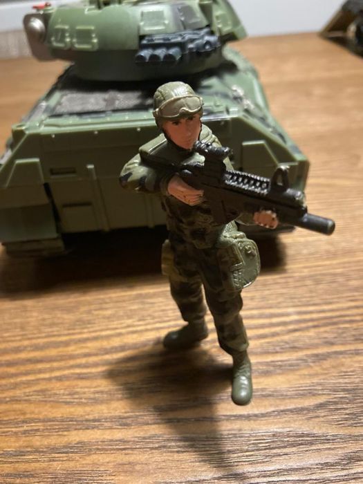 Brinquedo 2 tanques de batalha e jipe