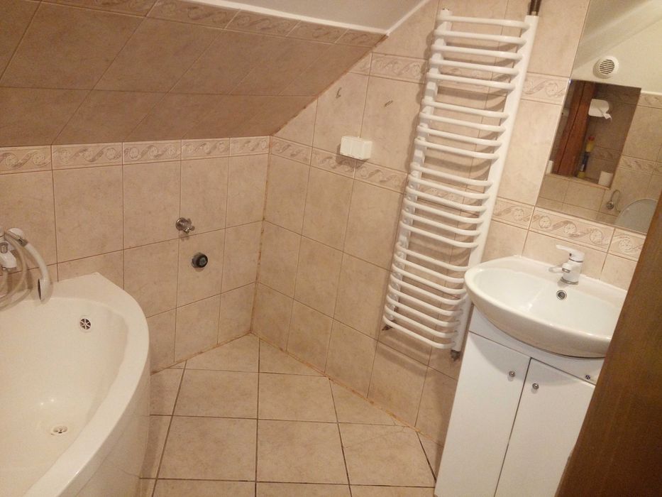 Domek w górach  nad rzeką w lesie weekend wakacje przy szlakach